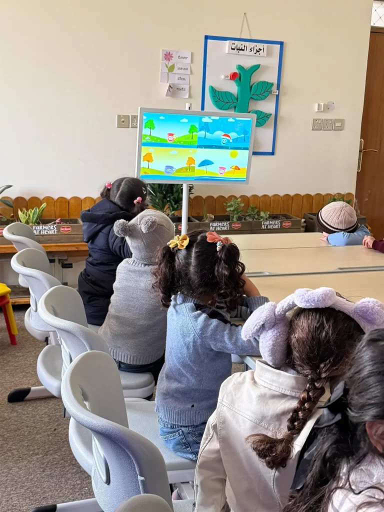 أطفال يتعلمون الرسم