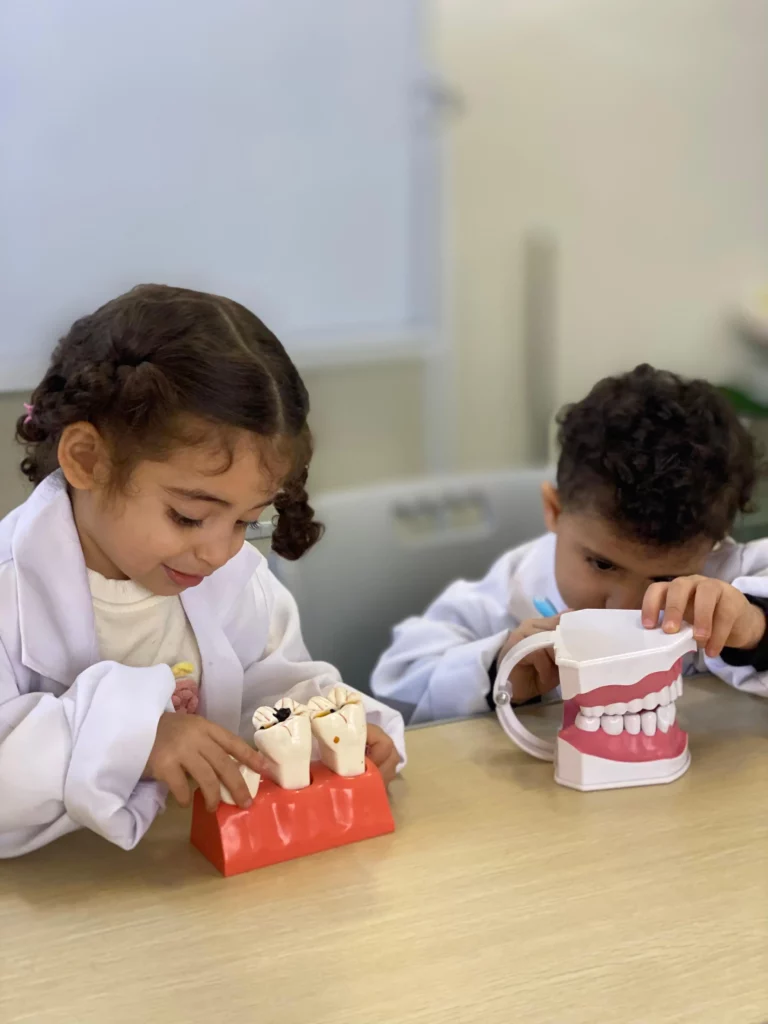 أطفال يتعلمون الرسم