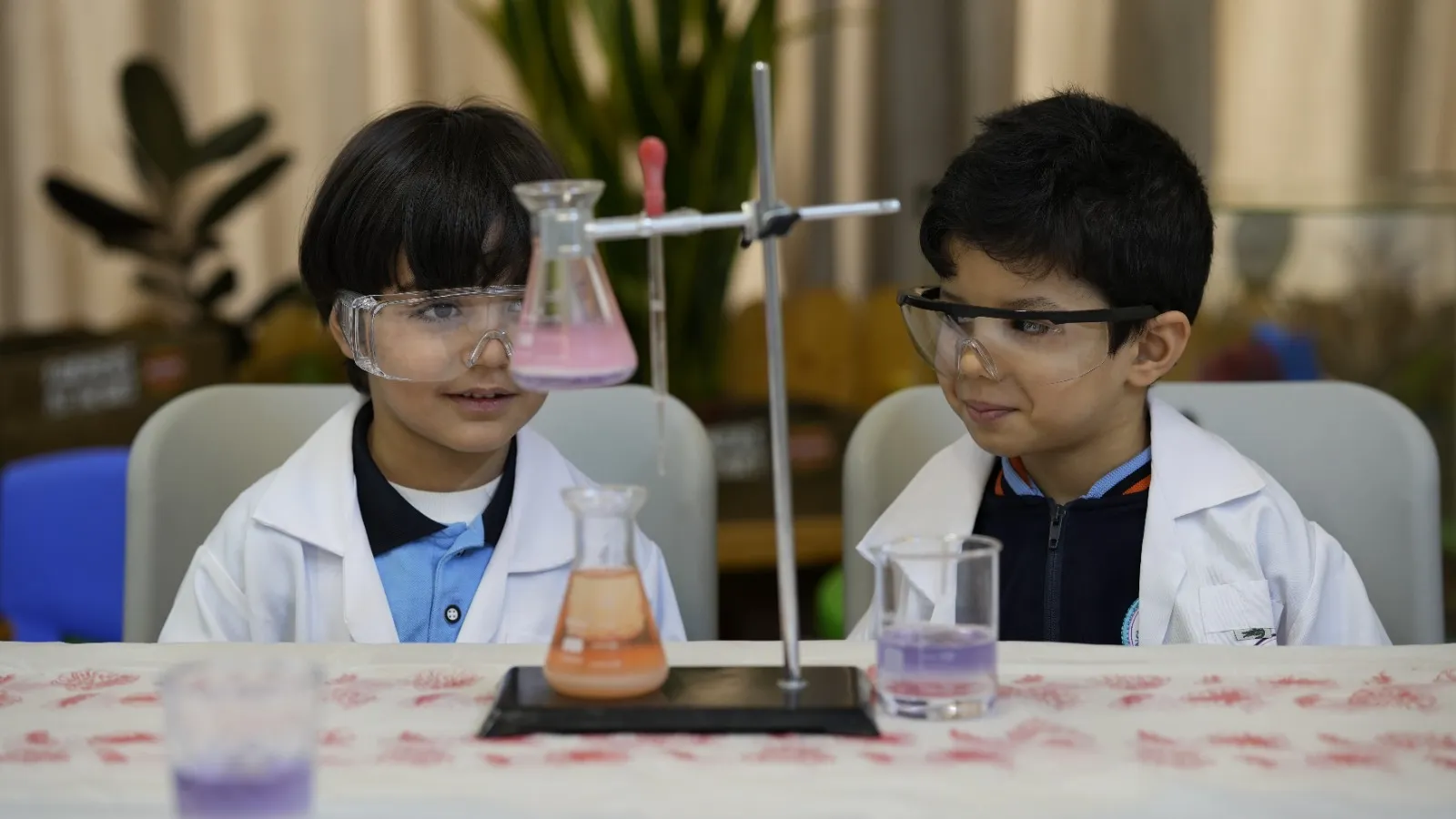 أطفال يتعلمون الرسم