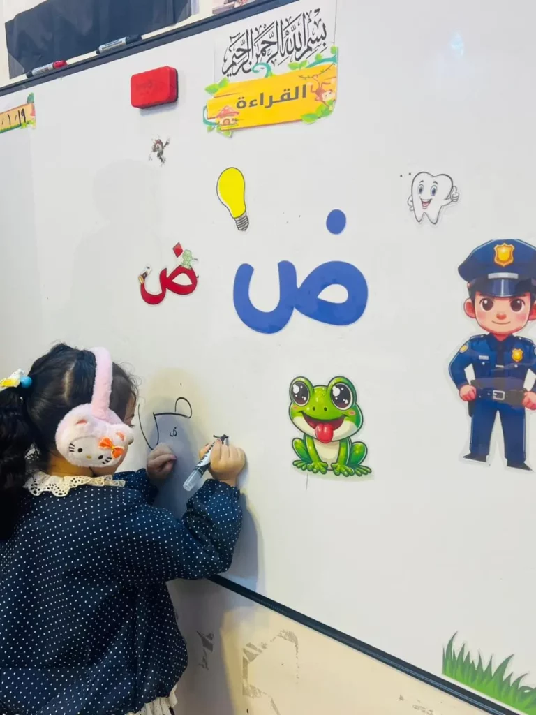 أطفال يتعلمون الرسم