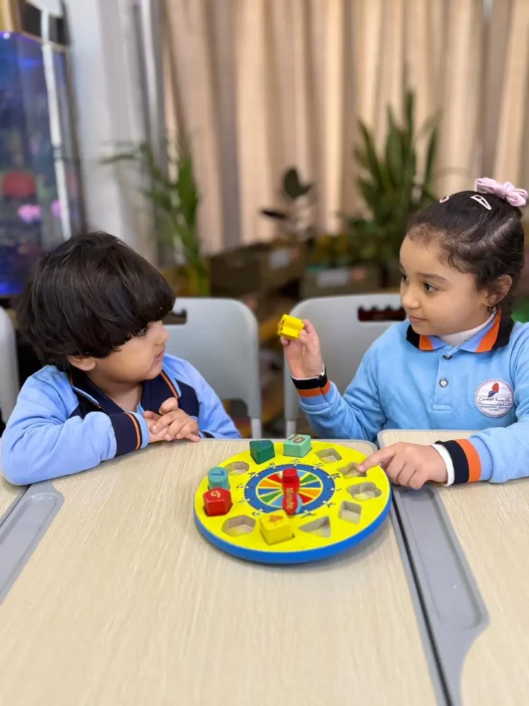 أطفال يتعلمون الرسم