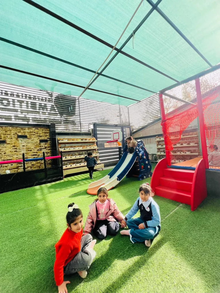 أطفال يتعلمون الرسم