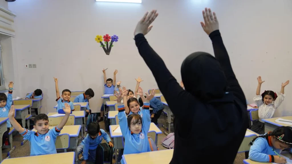 أطفال سعداء في الأكاديمية