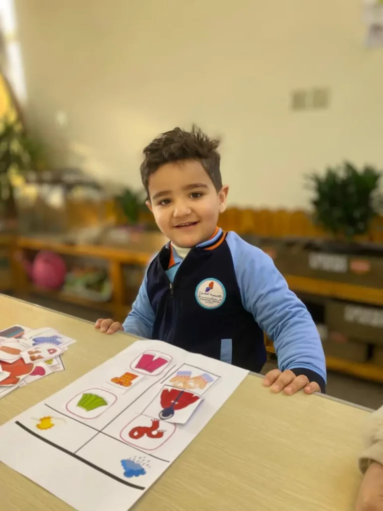 أطفال يتعلمون الرسم